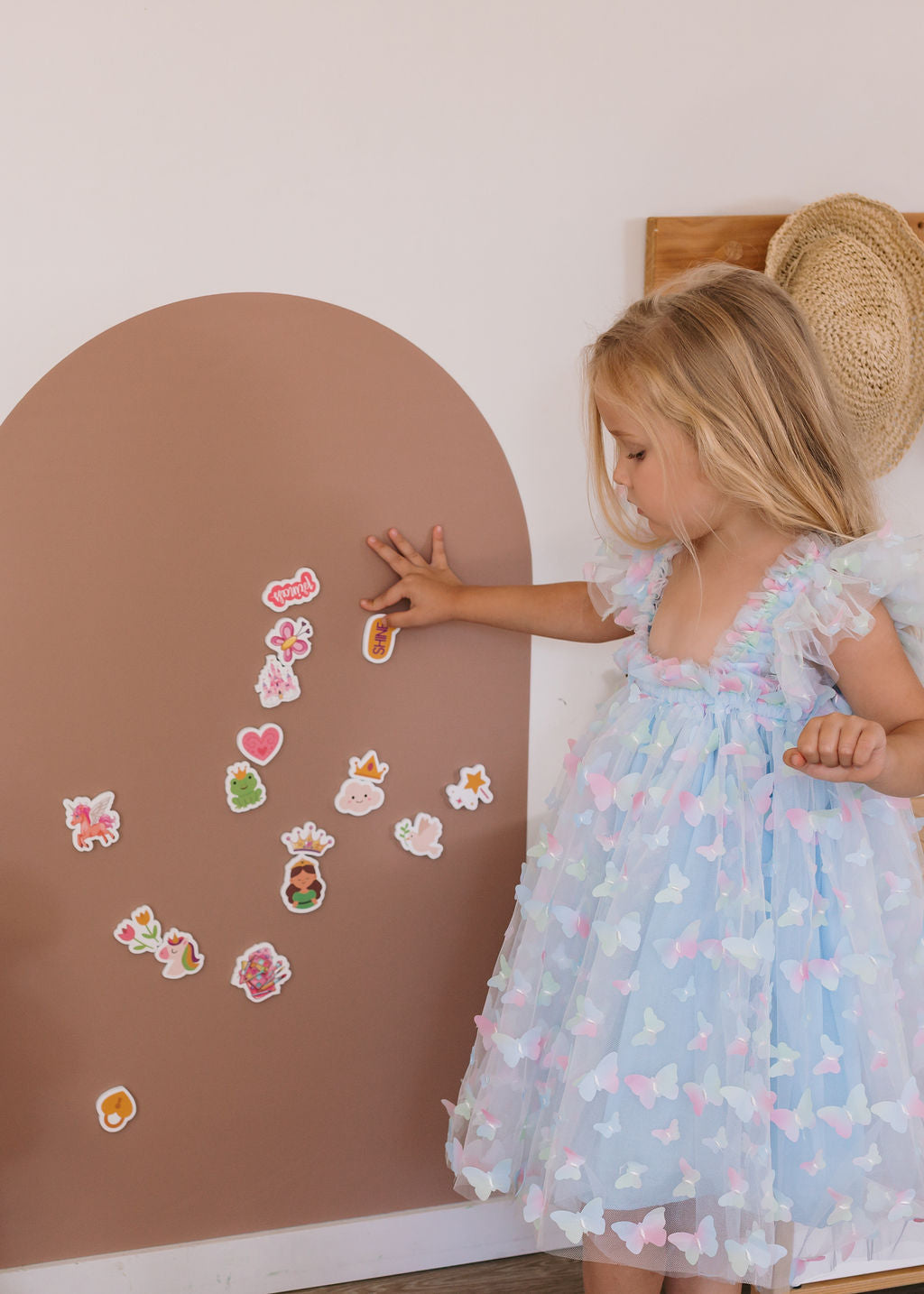 Child playing with Smartypals princess magnets
