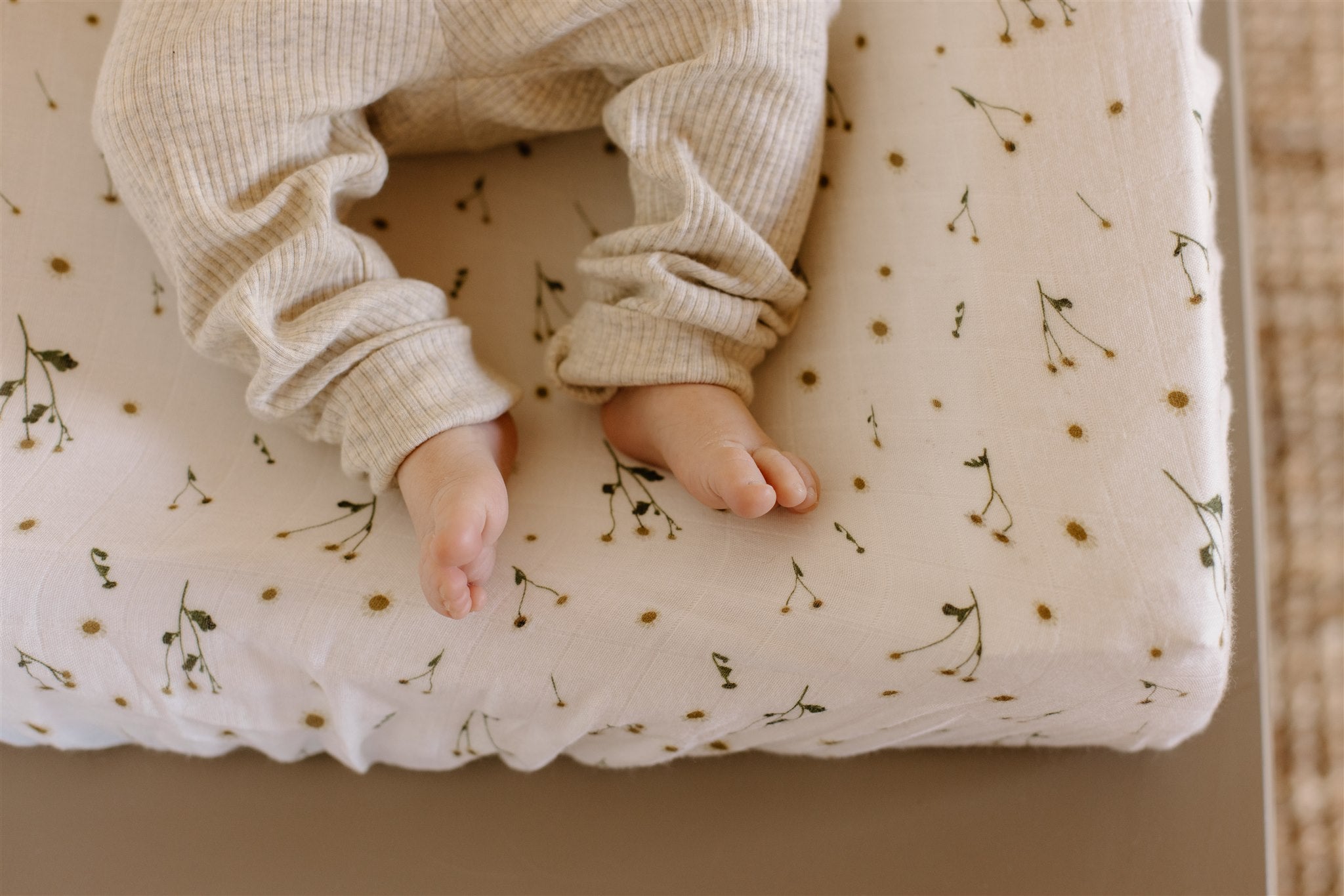 leni the label fitted muslin sheet in daisy