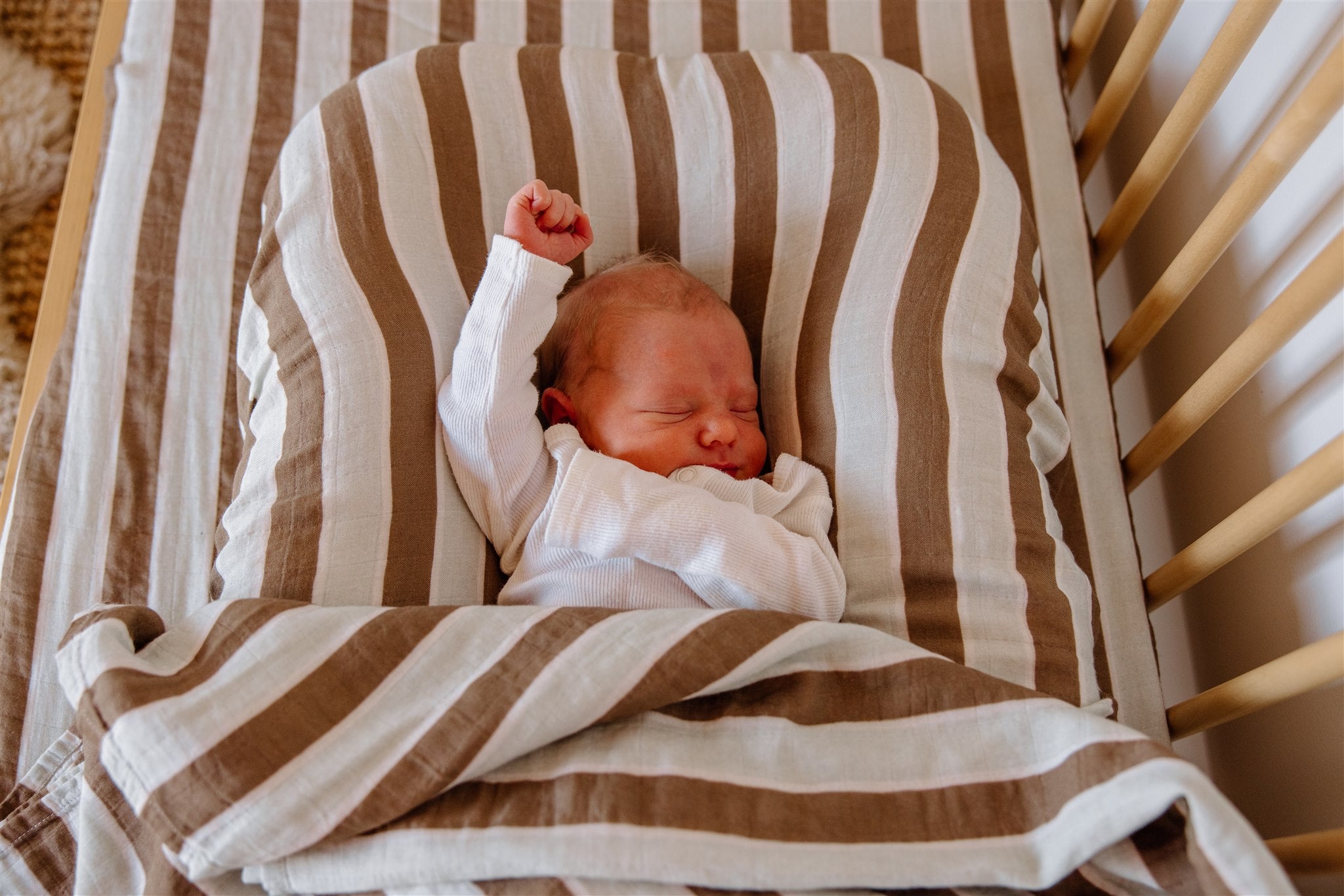 leni the label fitted muslin sheet in hank stripe