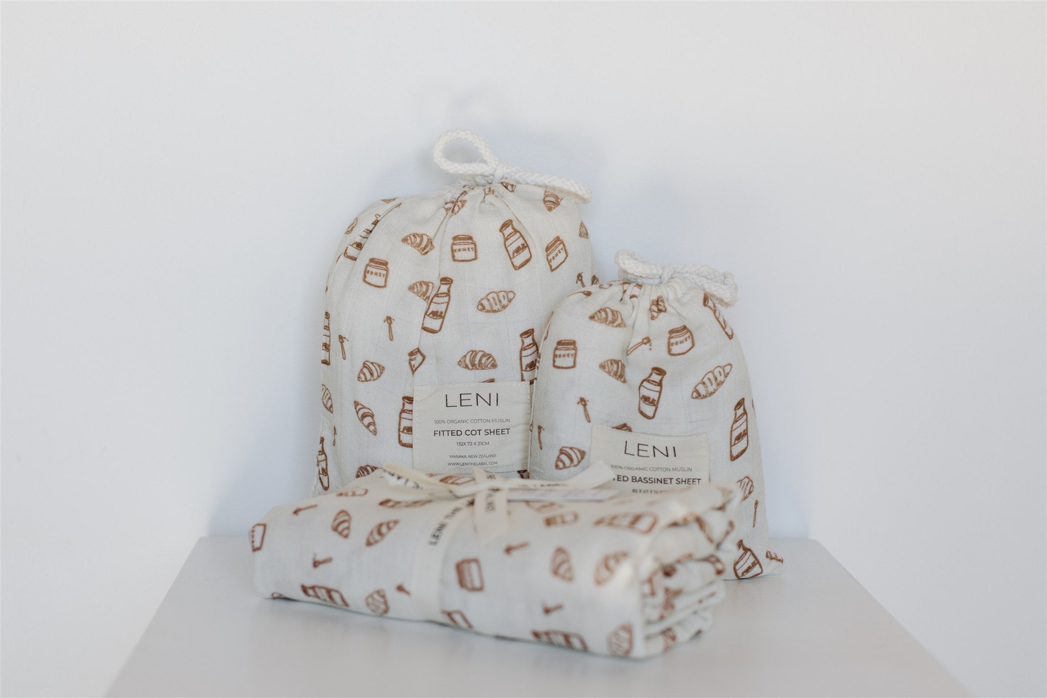 leni the label fitted muslin sheet in milk and honey