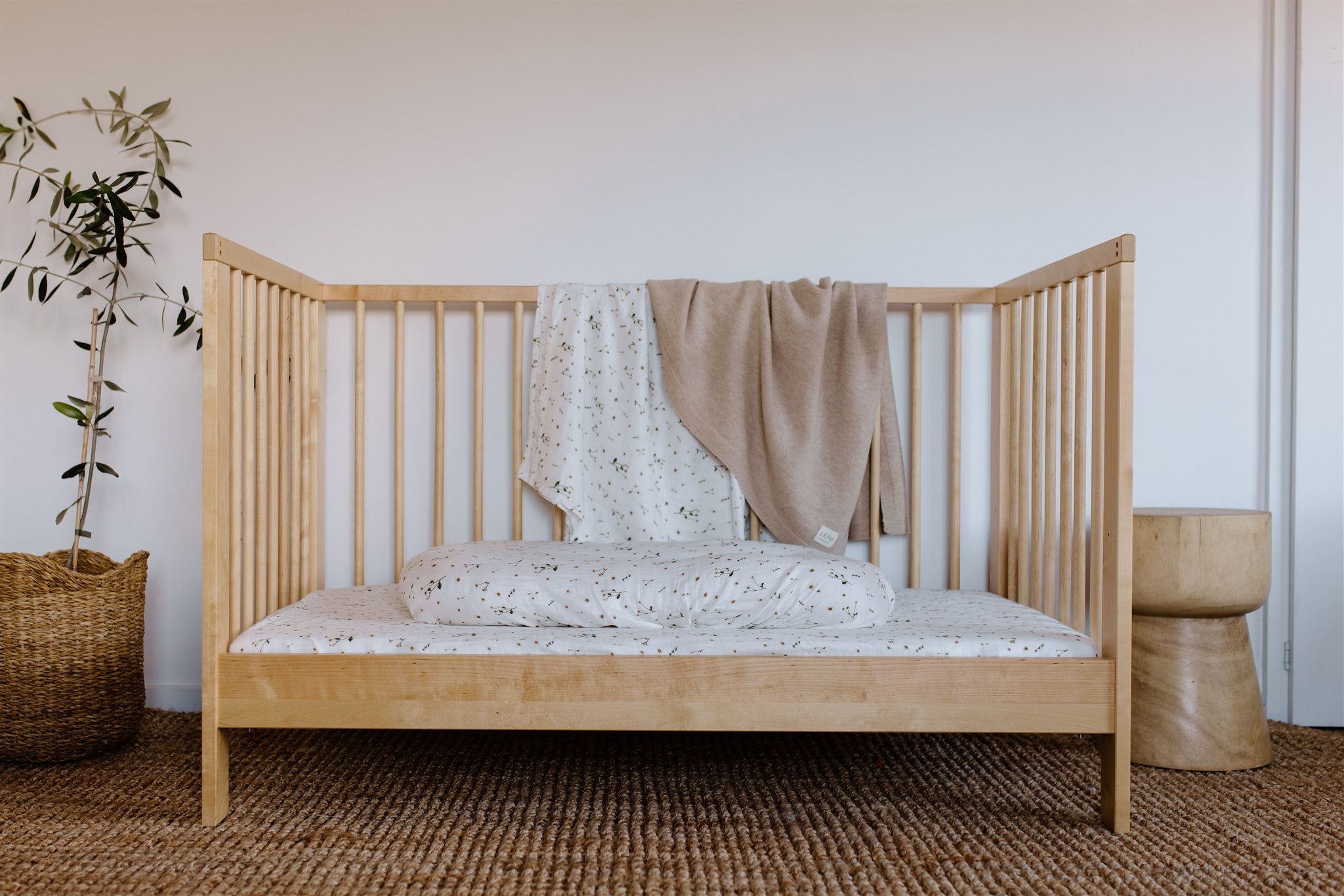 leni the label fitted muslin sheet in daisy