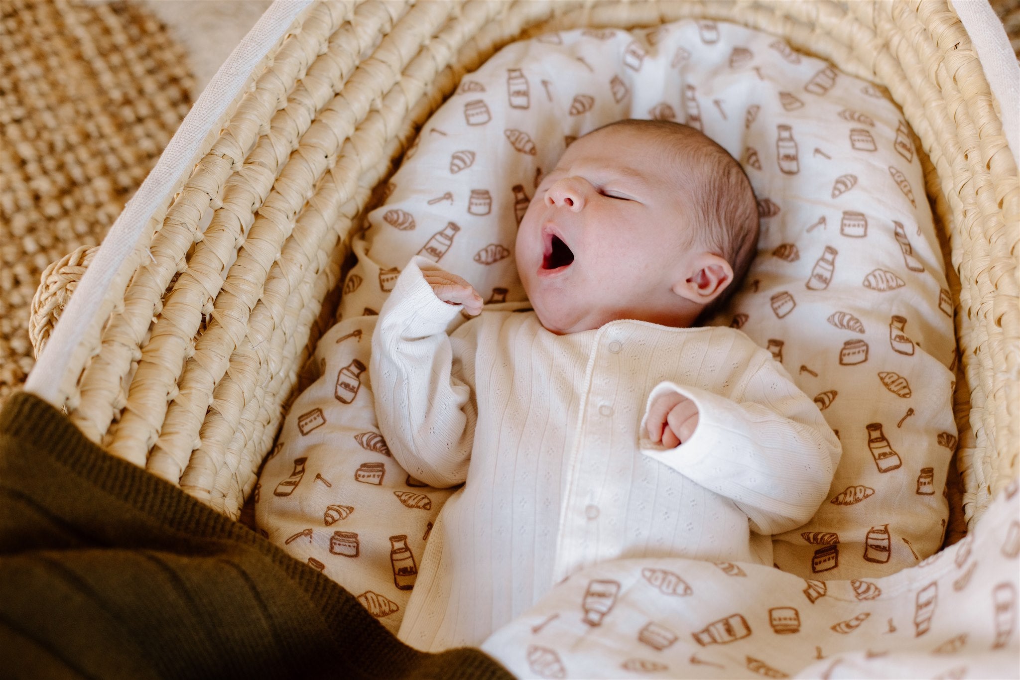 leni the label fitted muslin sheet in milk and honey