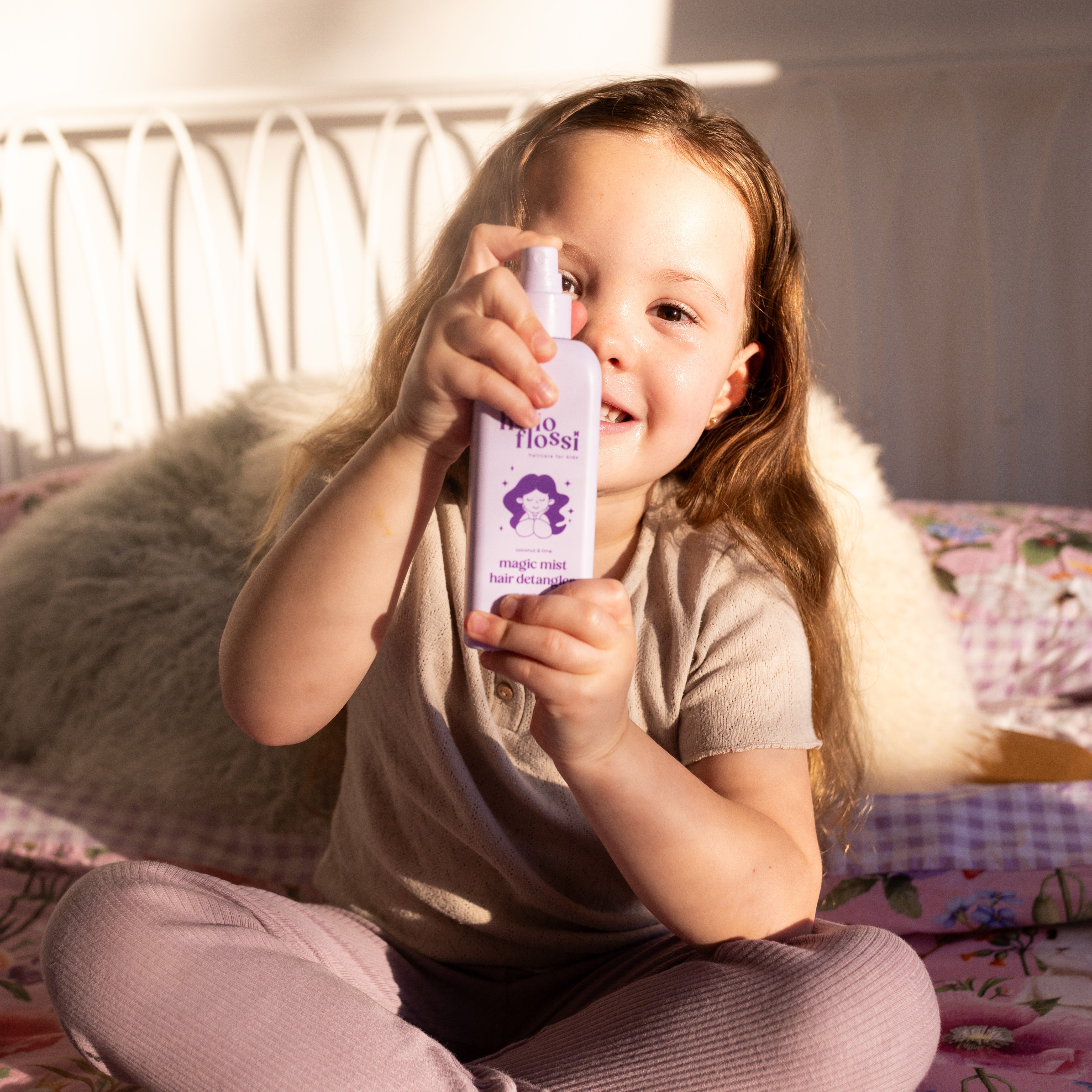 Hello Flossi Magic Mist detangler bottle detail