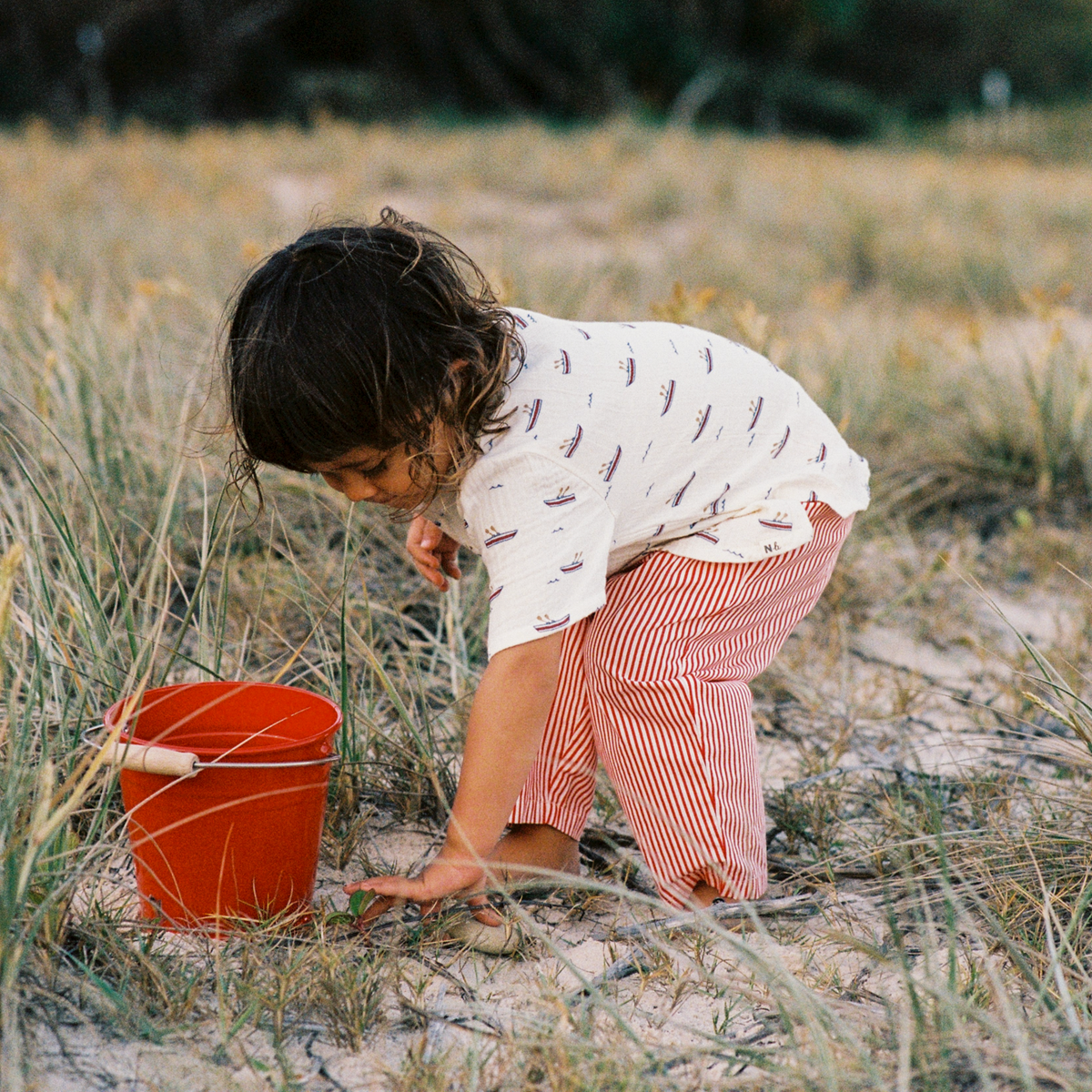 Caravan Shirt Muslin in Row Boats Print worn by child at the beach