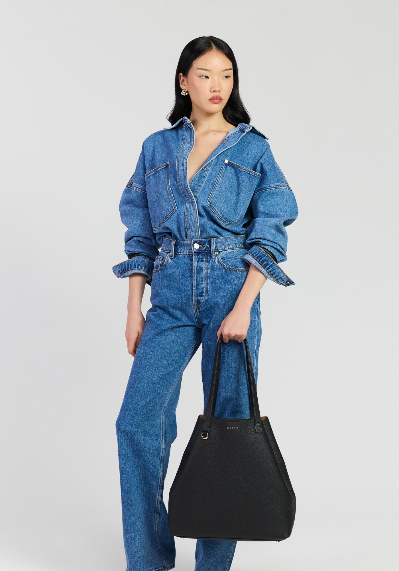 Saben Carter Tote black worn as a tote