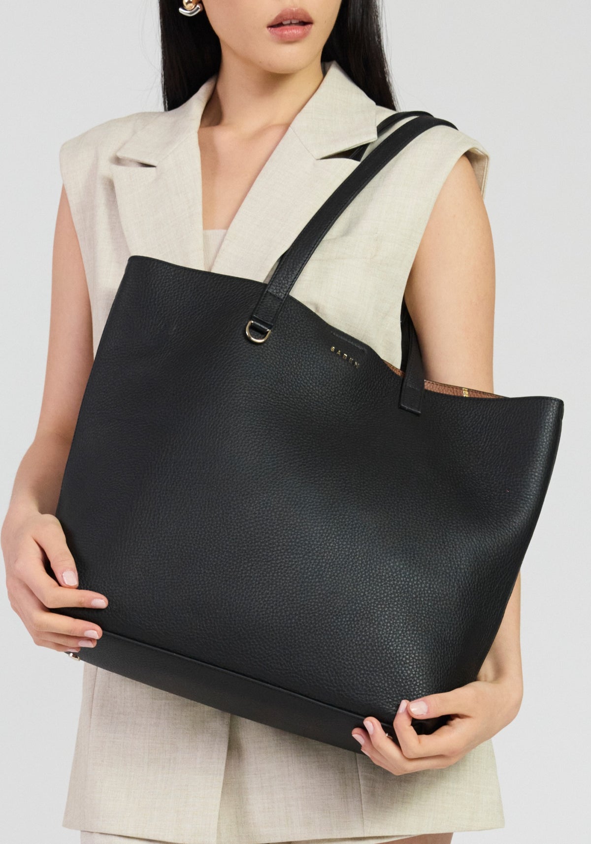 Saben Carter Tote black worn over the shoulder