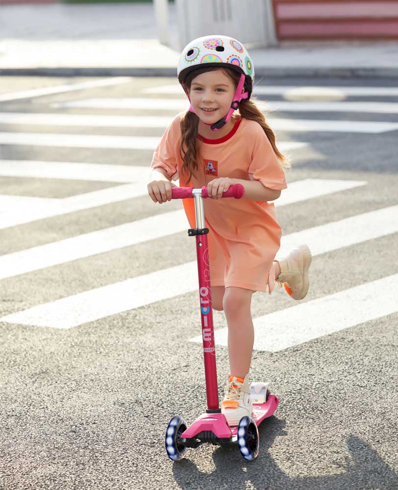 Maxi Micro Deluxe | LED Kids Scooter