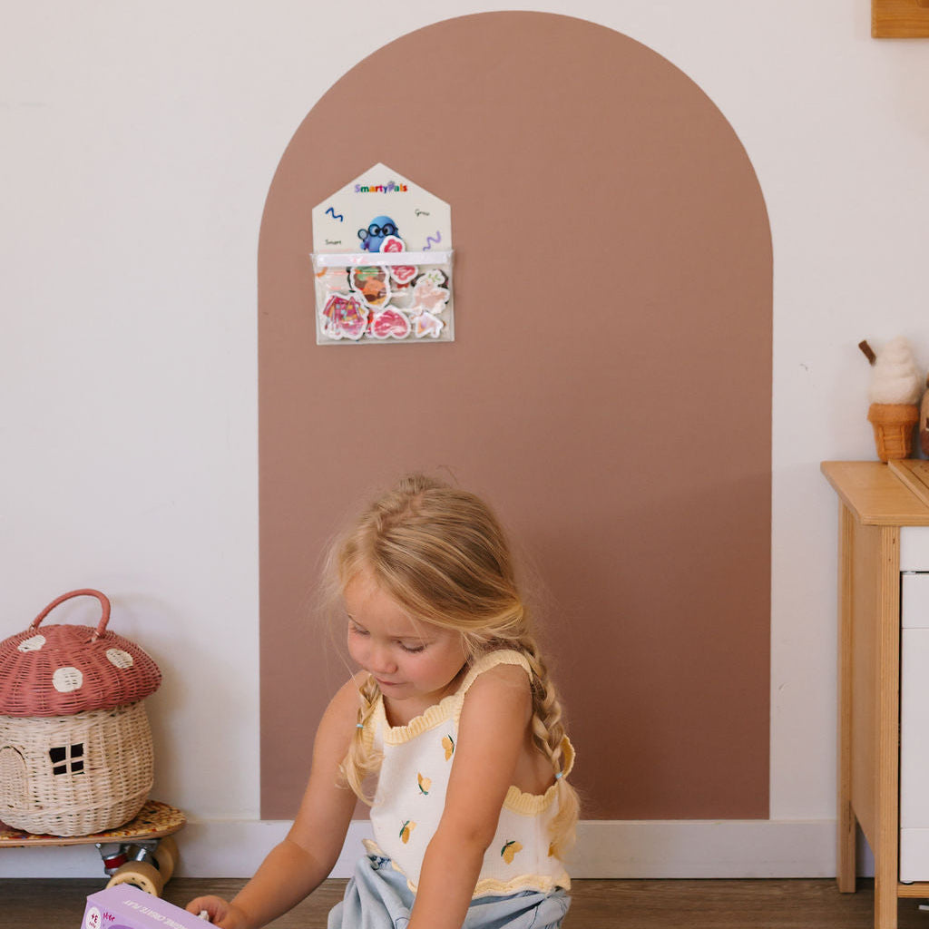 Child using the Smartypals pen holder