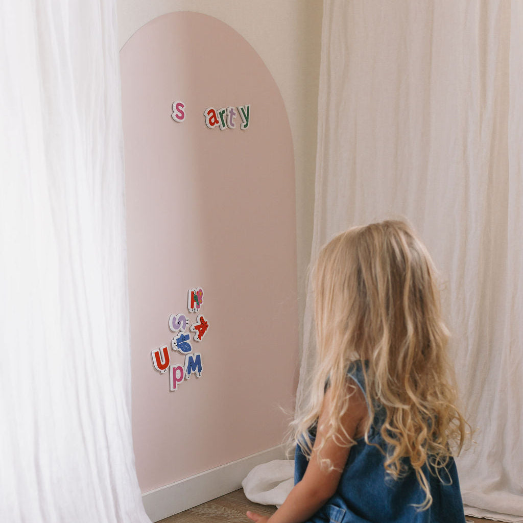 Child learning letters with Smartypals magnets