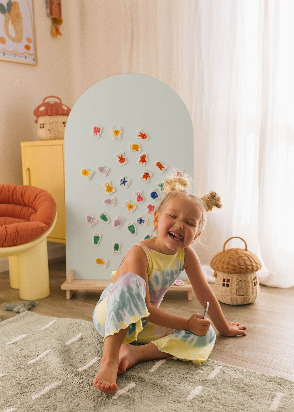 Child using Smartypals emotions magnets