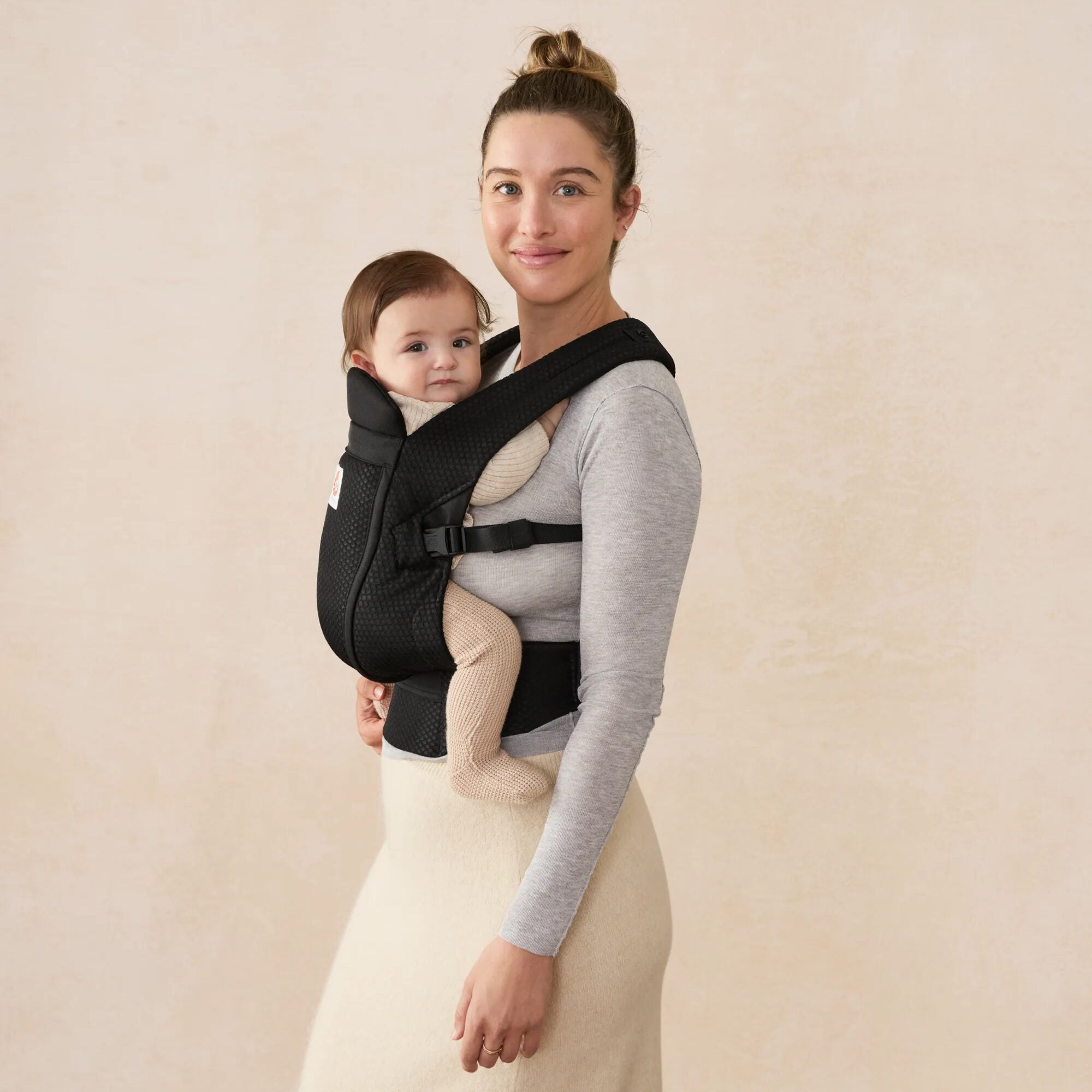 Parent wearing Ergobaby Omni Lite in Onyx Black with baby