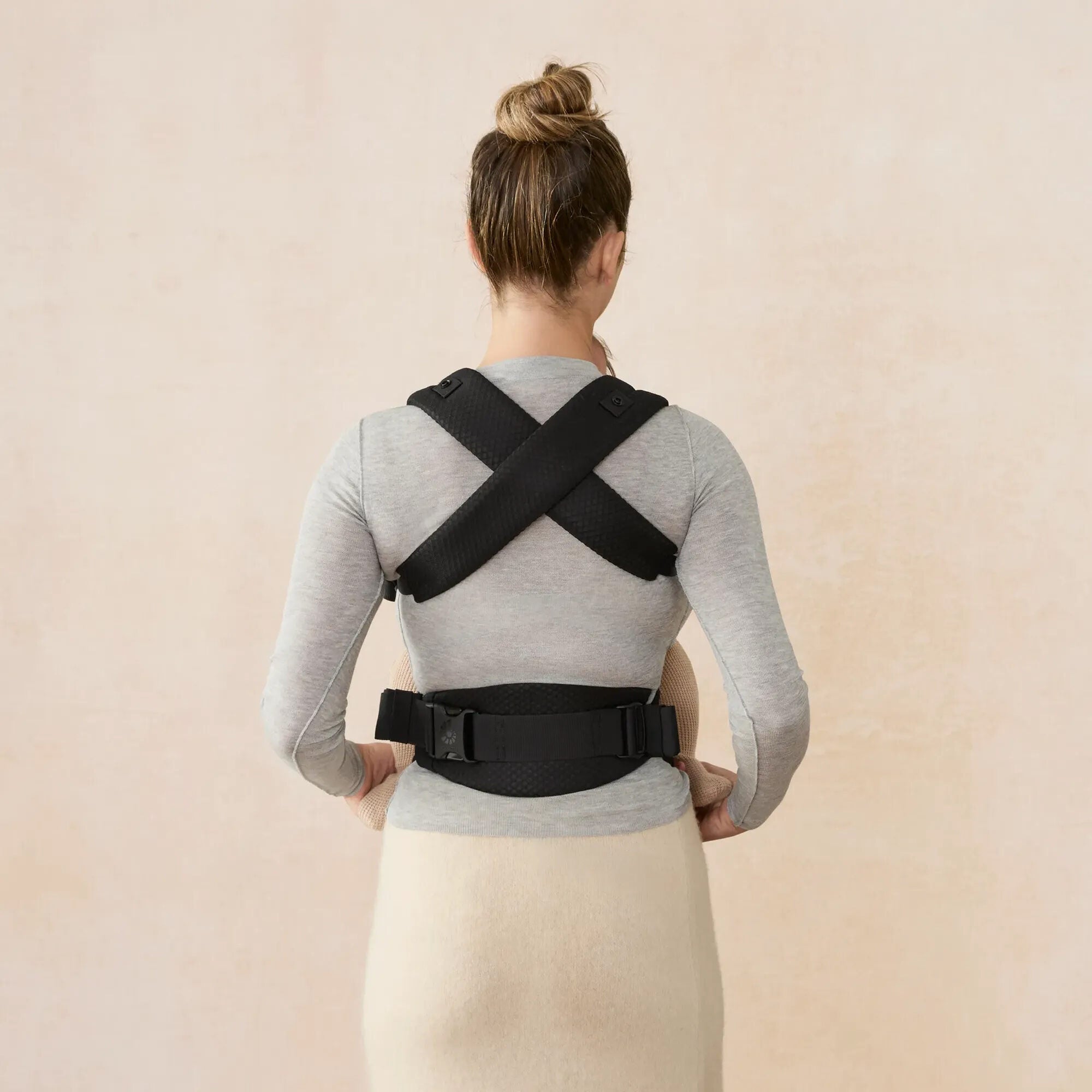 Ergobaby Omni Lite Onyx Black cross-back strap detail