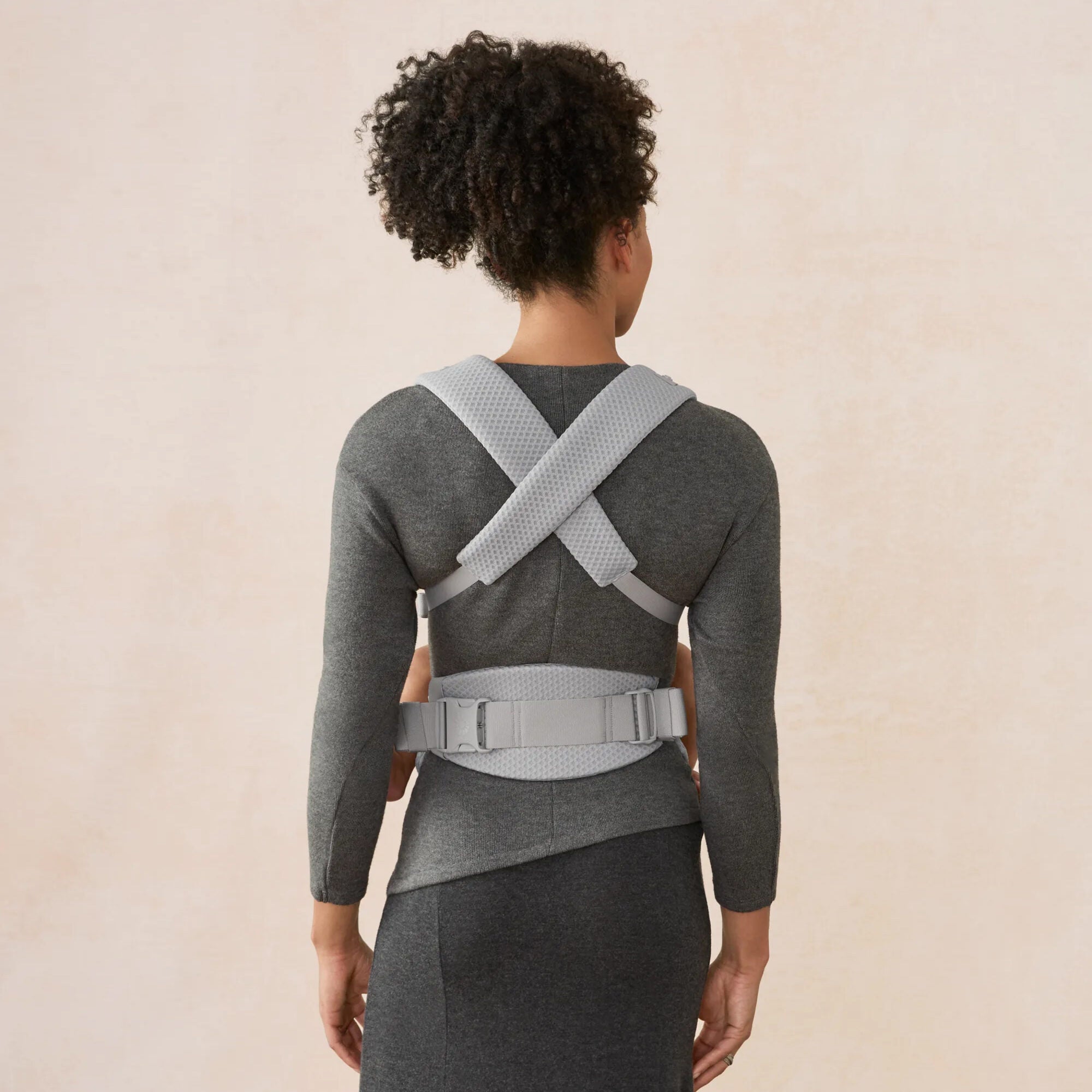 Ergobaby Omni Lite Pearl Grey cross-back strap detail