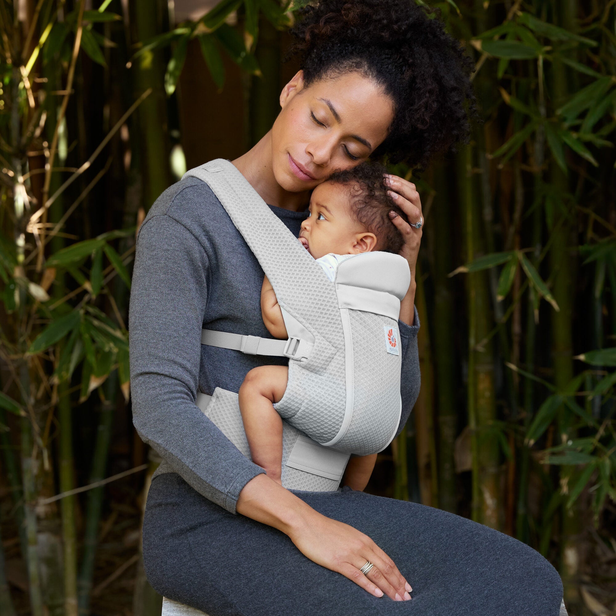 Ergobaby Omni Lite Pearl Grey lifestyle image