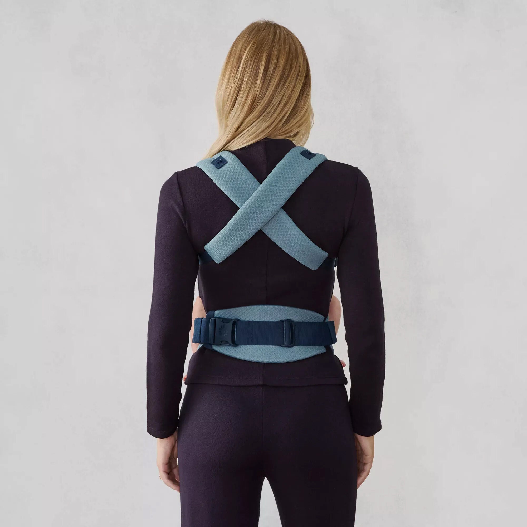 Ergobaby Omni Lite Slate Blue cross-back strap detail
