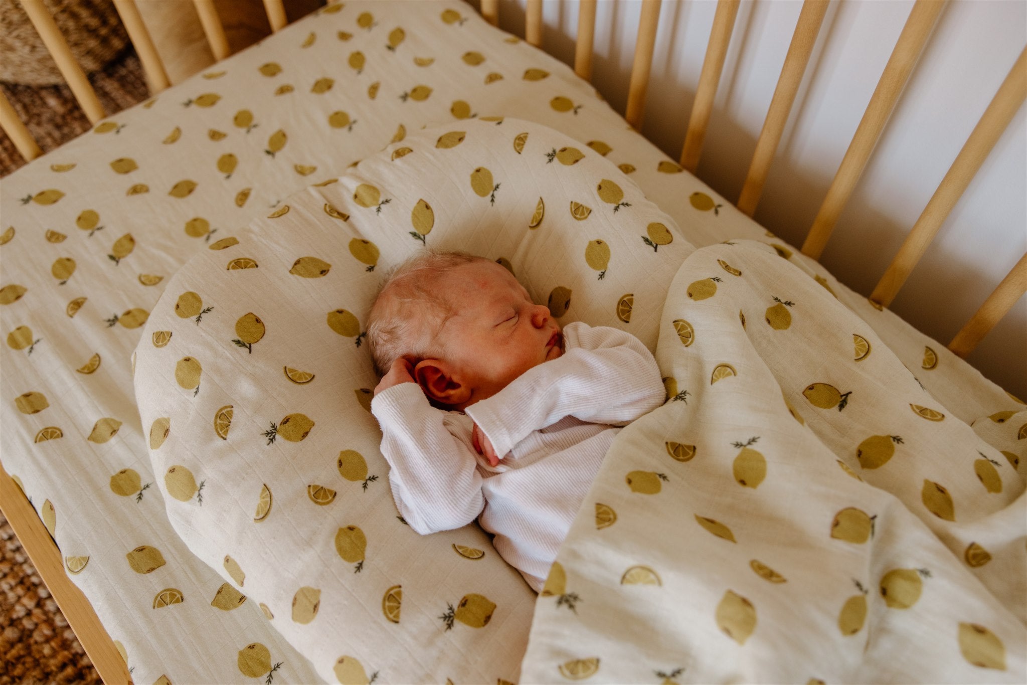 leni the label fitted muslin sheet in lemon