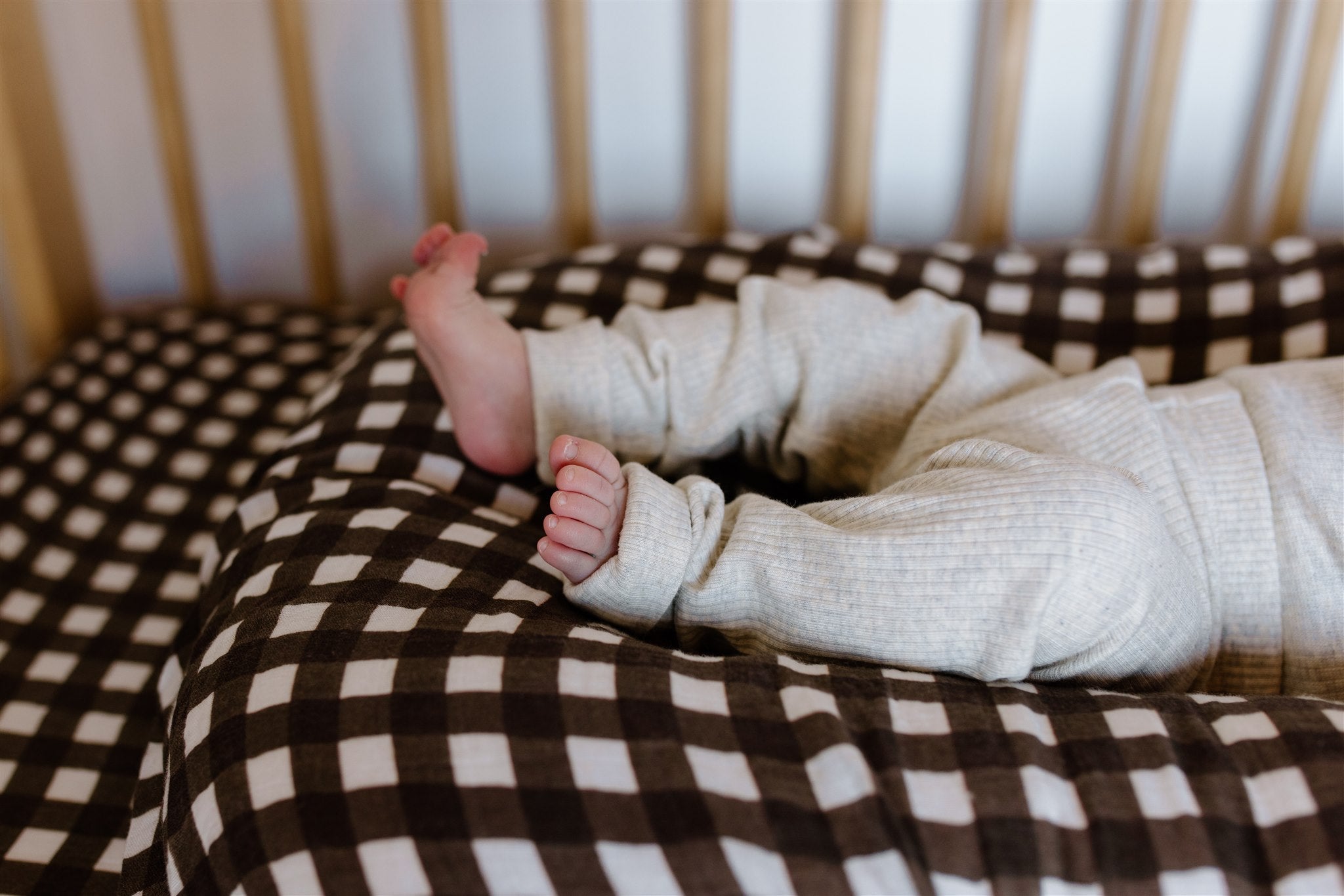leni the label fitted muslin sheet in choc gingham