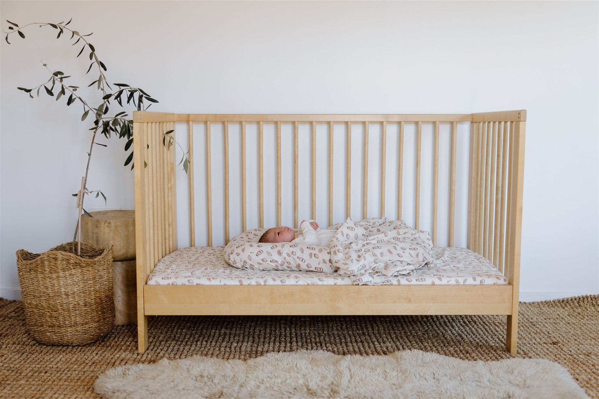 leni the label fitted muslin sheet in milk and honey