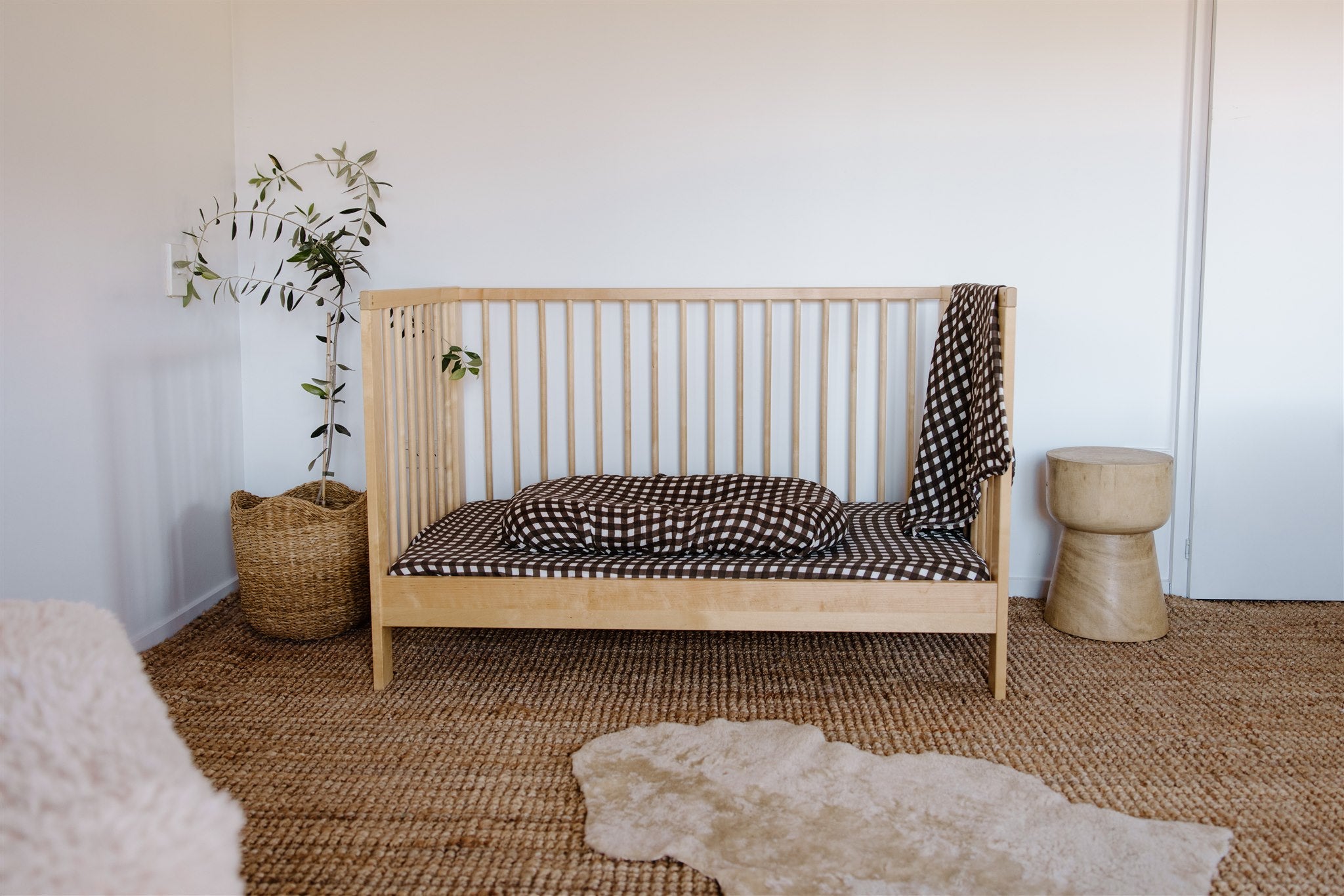 leni the label fitted muslin sheet in choc gingham