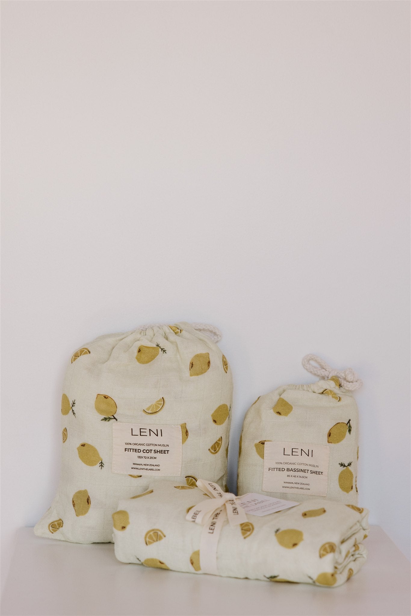 leni the label fitted muslin sheet in lemon
