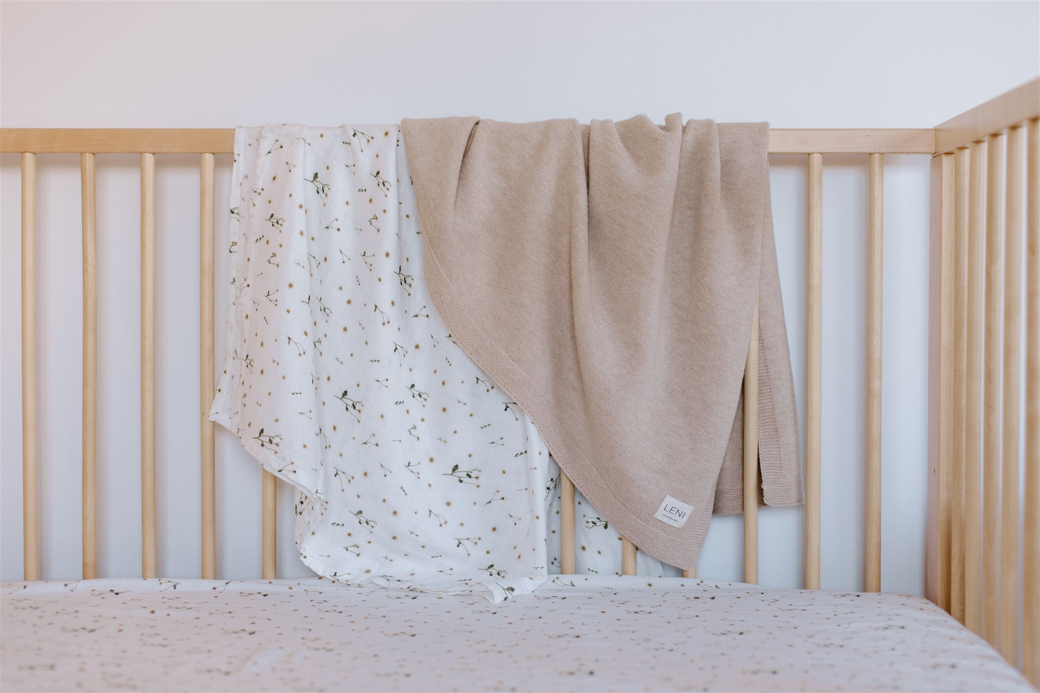 leni the label fitted muslin sheet in daisy