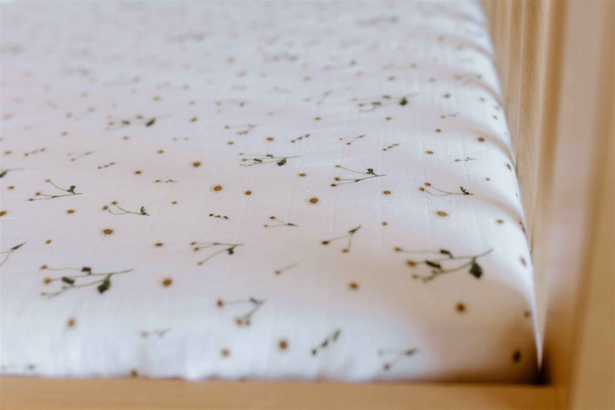leni the label fitted muslin sheet in daisy