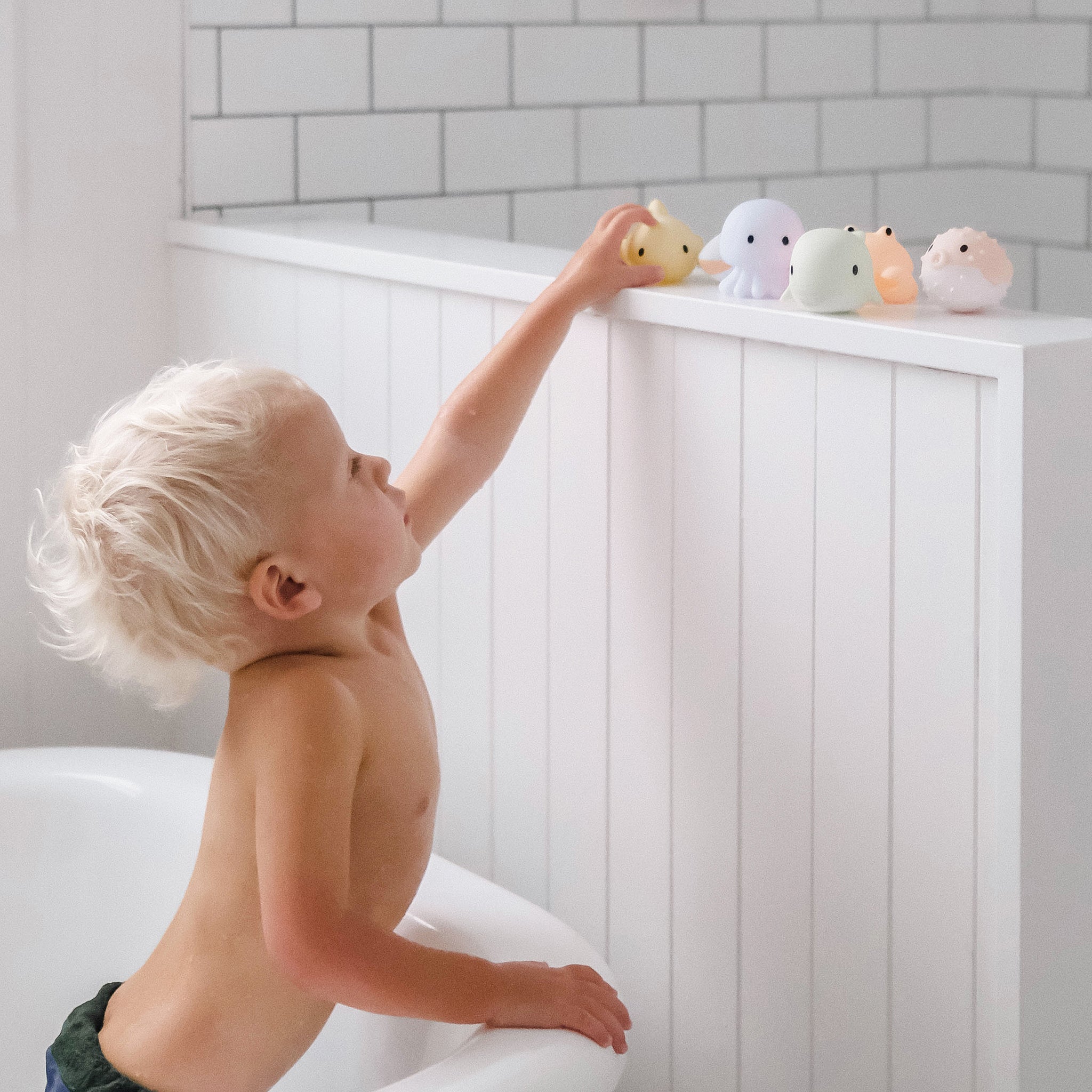 Child playing with Sunnylife Sea Animal Splash Toys in the bath