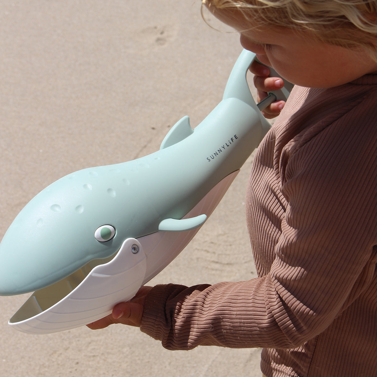 Children playing with Sunnylife Sand Claws at the beach