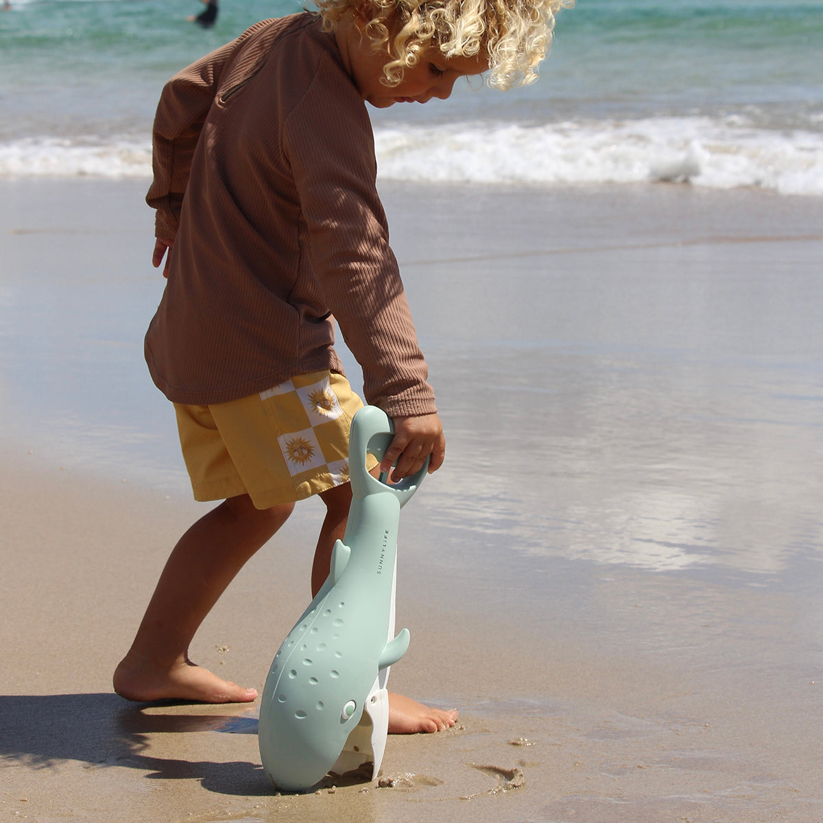 Sunnylife Sand Claws Whale Green beach play