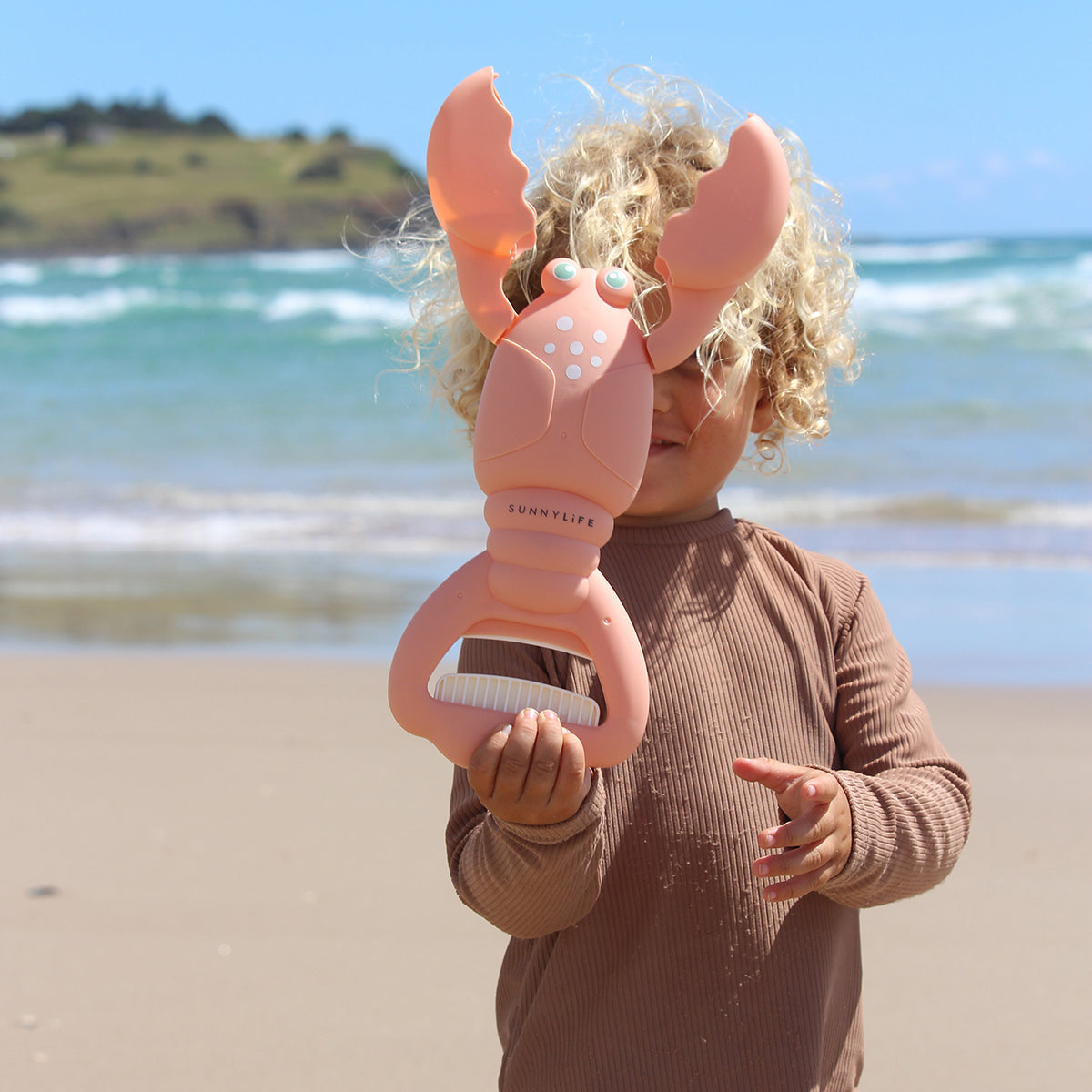 Children playing with Sunnylife Sand Claws Lobster at the beach