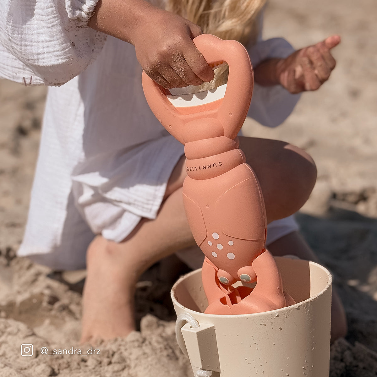 sunnylife sand claw lobster