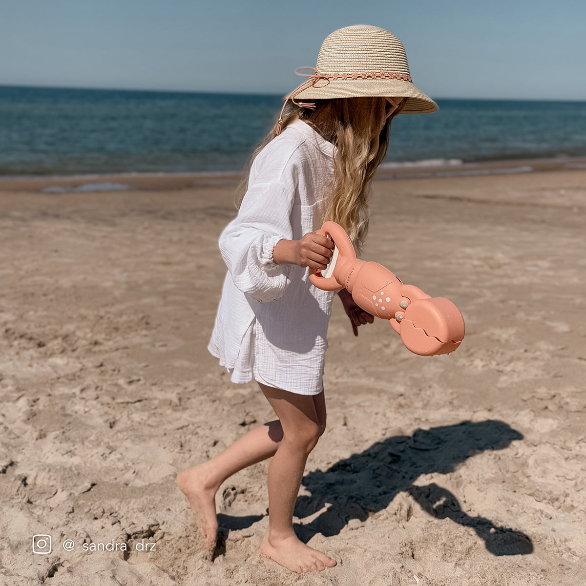 sunnylife sand claw lobster