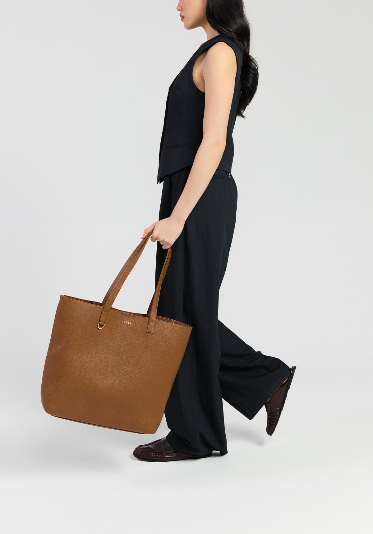 Saben Carter Tote tan worn over the shoulder