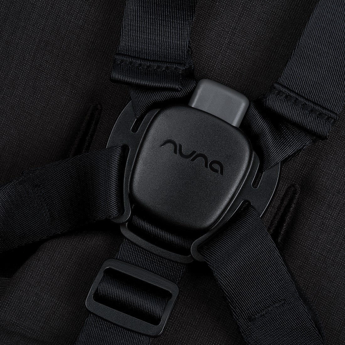 Nuna TRIV Next harness buckle detail