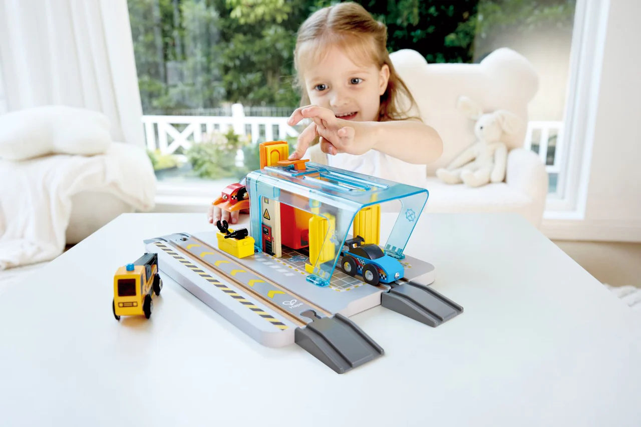 Hape railway repair & wash set